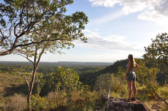 Admirando a região de cerrado próxima à Riachão, na Chapada das Mesas - MA